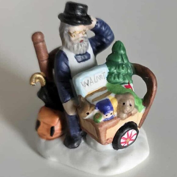 🎀SALE 🎀EUC Christmas Village Porcelain Figurines Set of 8 - Picture 4 of 9